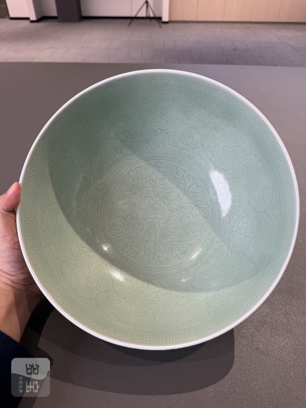 清乾隆 豆青釉模印缠枝牡丹纹大碗 - 图8